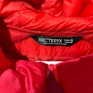 Woman’s arcteryx light puffer jacket